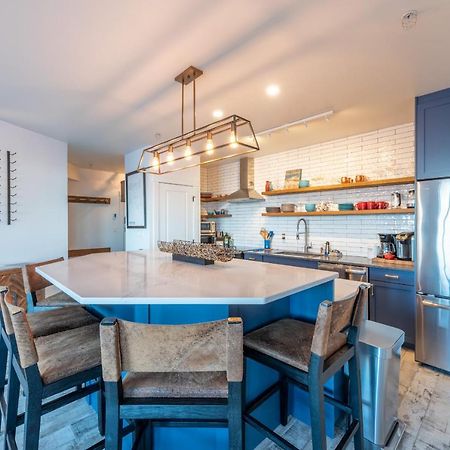 Fully Renovated Ski-In/Out Loft With Private Hot Tub! 戈尔登 外观 照片