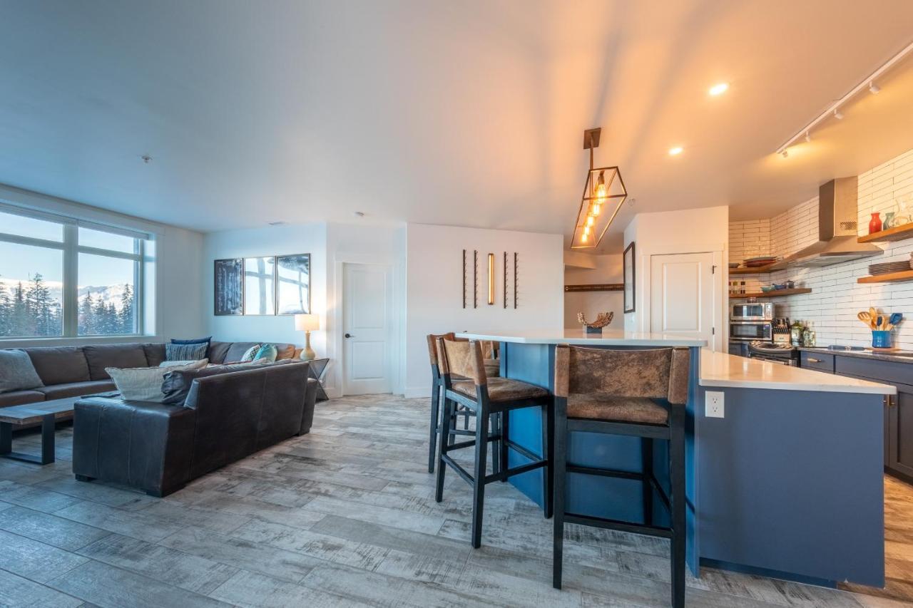 Fully Renovated Ski-In/Out Loft With Private Hot Tub! 戈尔登 外观 照片