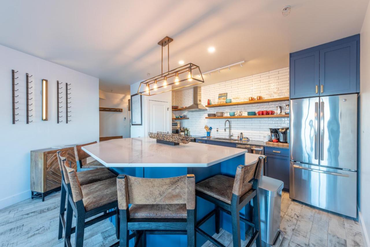 Fully Renovated Ski-In/Out Loft With Private Hot Tub! 戈尔登 外观 照片