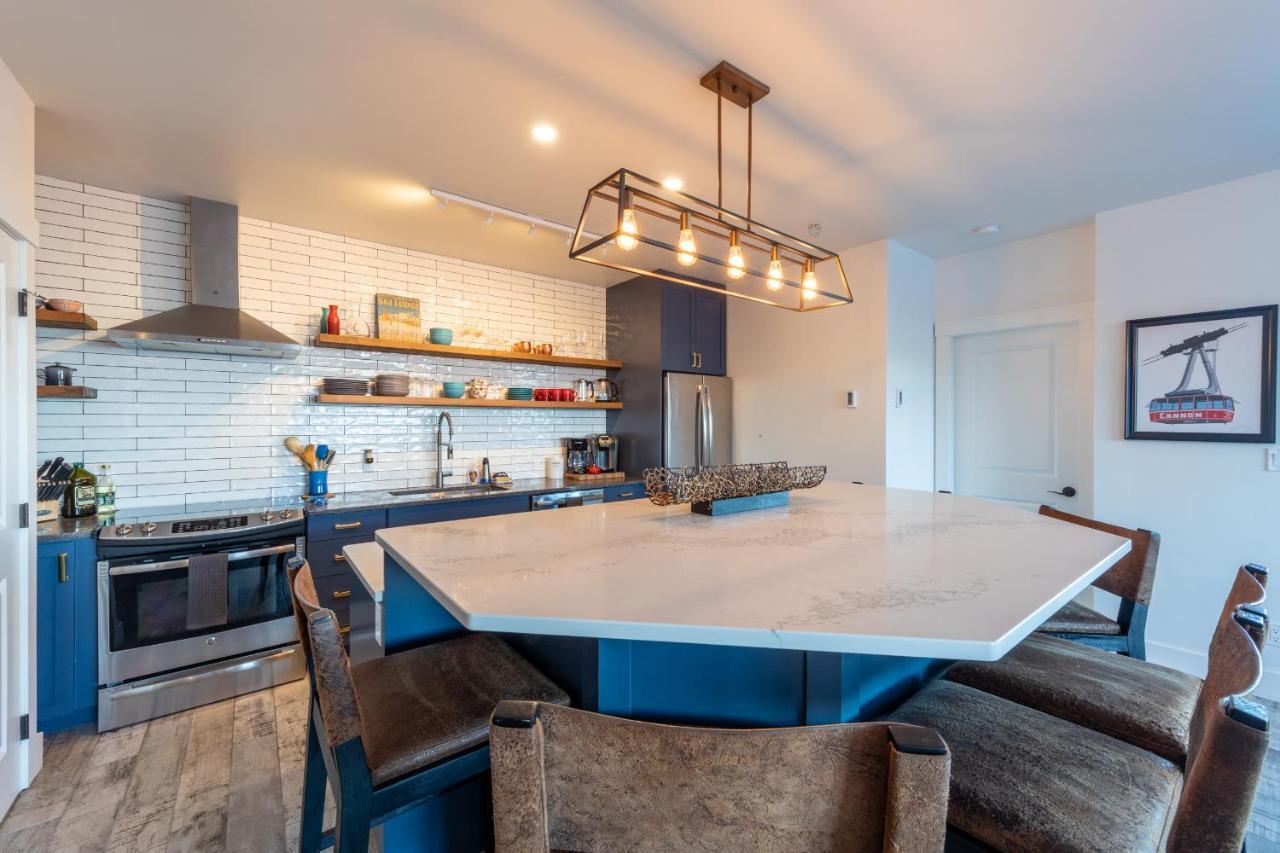 Fully Renovated Ski-In/Out Loft With Private Hot Tub! 戈尔登 外观 照片