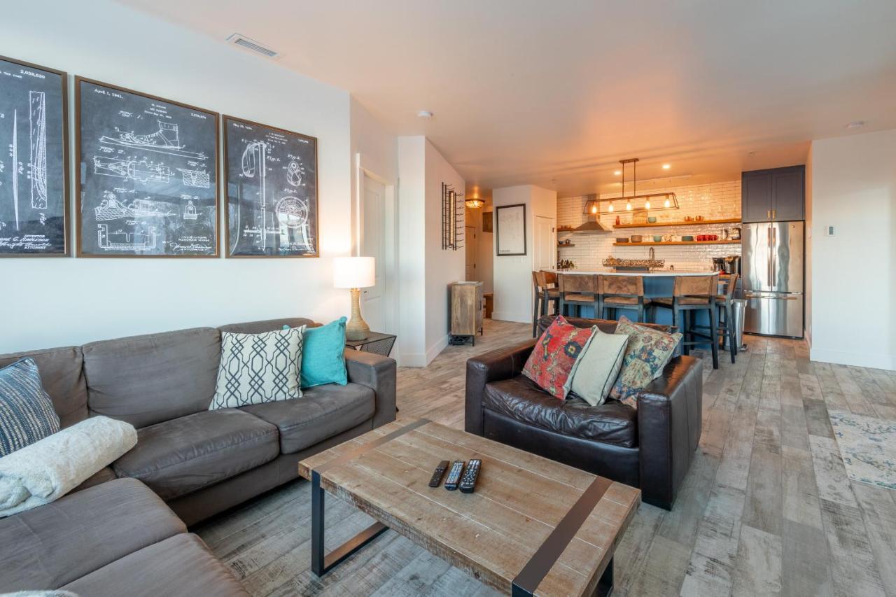 Fully Renovated Ski-In/Out Loft With Private Hot Tub! 戈尔登 外观 照片