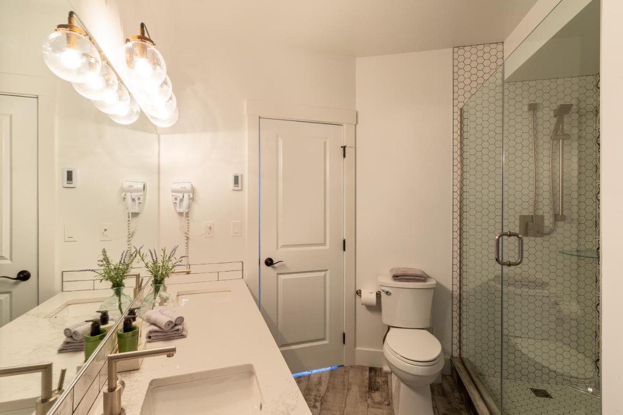 Fully Renovated Ski-In/Out Loft With Private Hot Tub! 戈尔登 外观 照片
