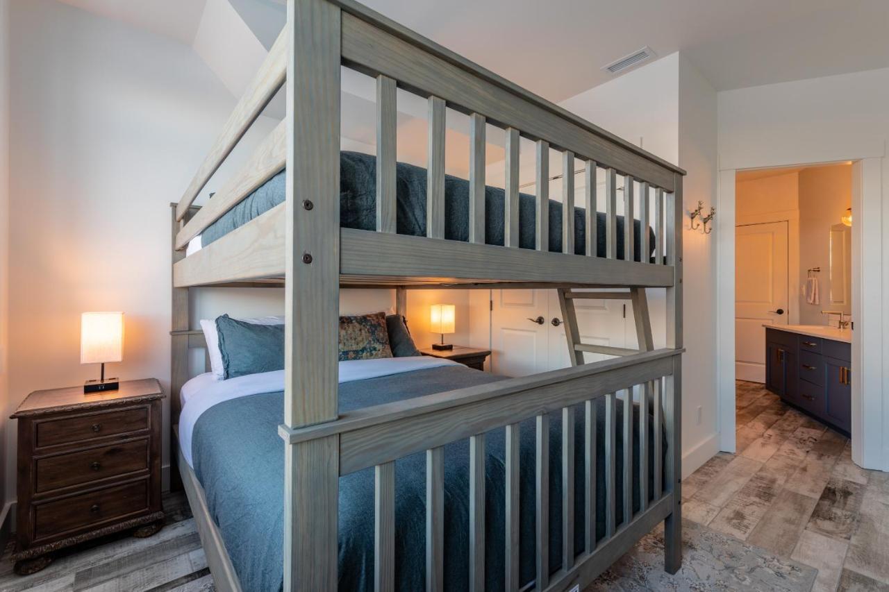 Fully Renovated Ski-In/Out Loft With Private Hot Tub! 戈尔登 外观 照片